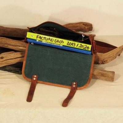 Petit cartable, bords carrés.