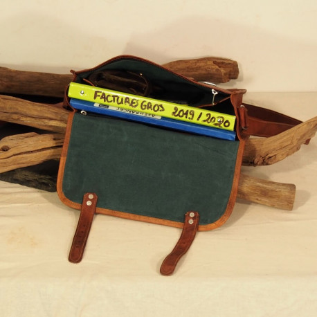 Petit cartable, bords carrés.