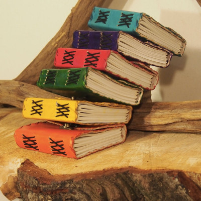 Grimoire en cuir coloré