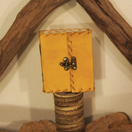 Grimoire en cuir coloré