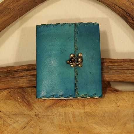 Grimoire en cuir coloré