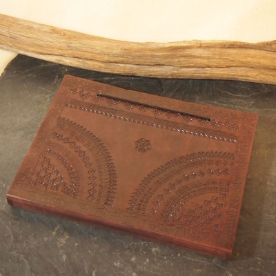 carnet en cuir repoussé artisanat médiéval pièce unique M