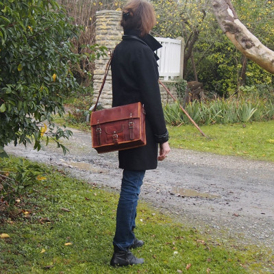 Petit cartable, bords carrés.
