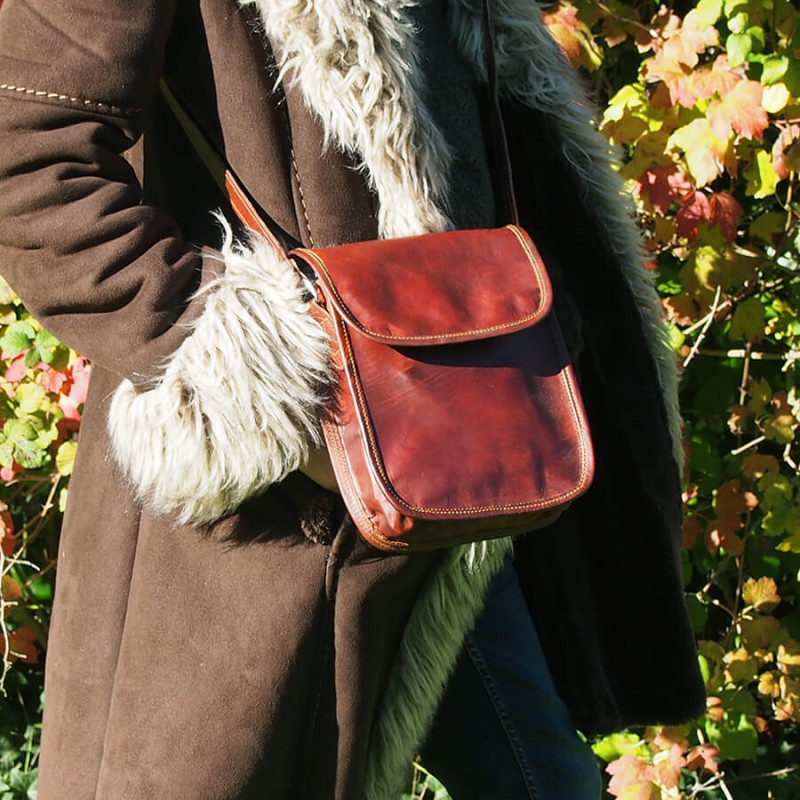 sacoche haute femme à bandoulière en cuir naturel vintage marron artisanat