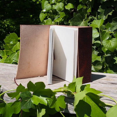 Calepin en cuir repoussé - cordelette