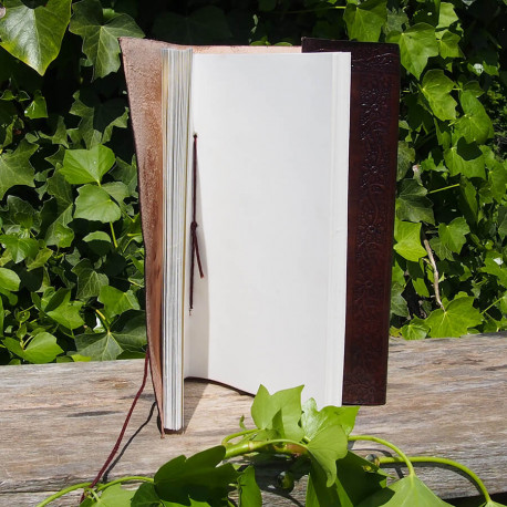 Calepin en cuir repoussé - cordelette