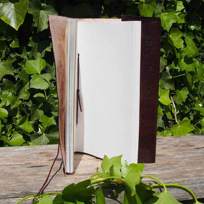 Calepin en cuir repoussé - cordelette