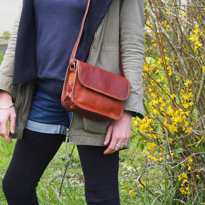 Petit sac à main en cuir, 1/2 rabat aimanté