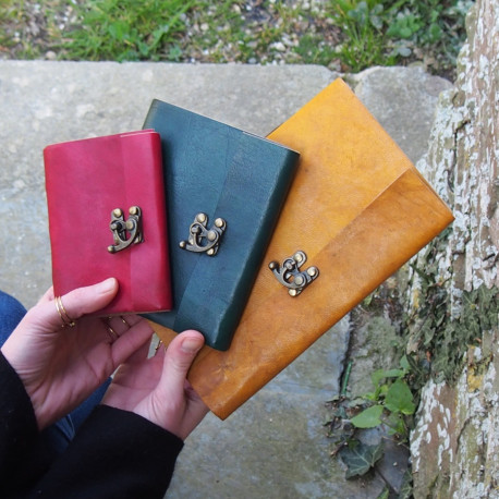 Calepin en cuir de chèvre coloré M – Crochet en laiton vieilli