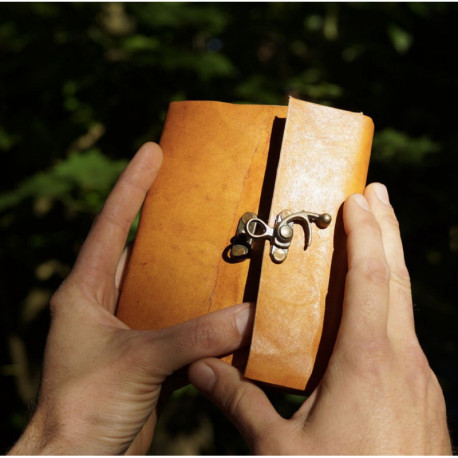 Calepin en cuir de chèvre coloré M – Crochet en laiton vieilli