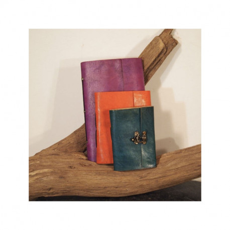 Calepin en cuir de chèvre coloré M – Crochet en laiton vieilli