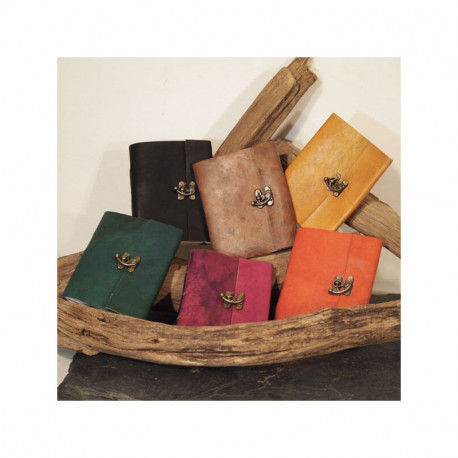 Calepin en cuir de chèvre coloré M – Crochet en laiton vieilli