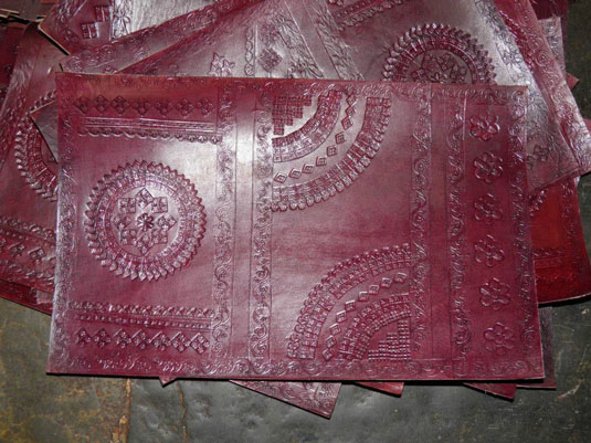 fabrication artisanale des sacs en cuir